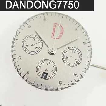 Посока на движение: Dandong 7750, която замества ETA7750, механични централните часове, минути и секунди, хронограф, черен календар в позиция 6 часа.
