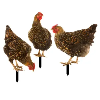 Акрилни колове за статуята на пиле и на животните в двора на вътрешния двор на фермерска къща