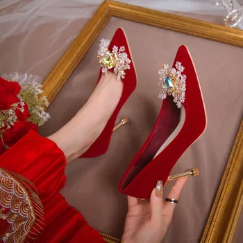 Червените булчински обувки на висок ток, обувки за шаферките на тънките токчета