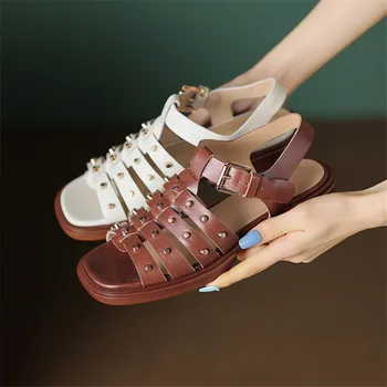 2023 Летни сандали, обувки от спилка, римски сандали с квадратни пръсти на нисък ток и нитове за жени, дамски сандали, изработени ръчно, дамски обувки
